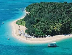 Green Island Reef Catamaran Cruise with Semi-Submarine